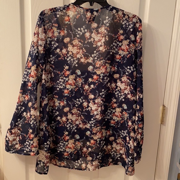 About a Girl Los Angeles Navy Floral Shear Top - Picture 5 of 5